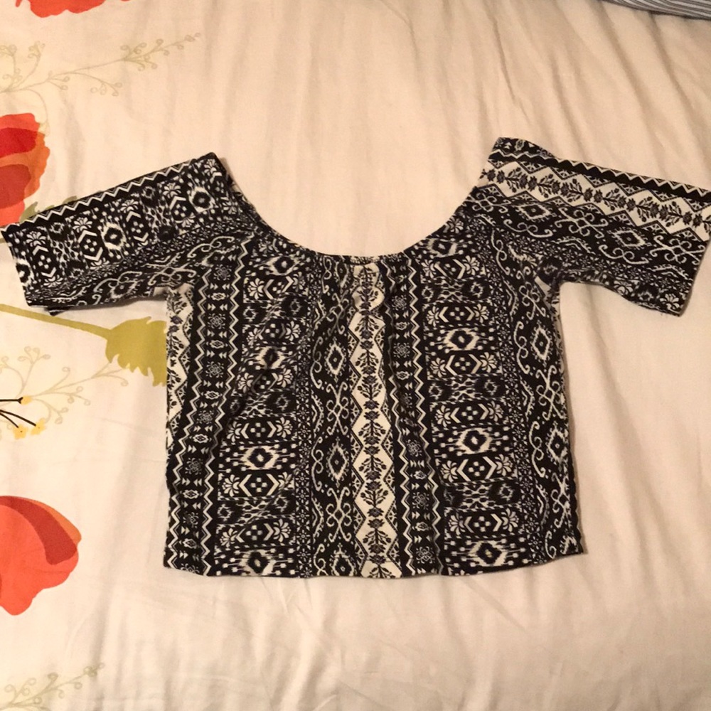 Black and white design crop top
